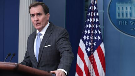 John Kirby, porte-parole du Conseil de sécurité nationale de la Maison Blanche, donne une conférence de presse à Washington, le 10 février 2023. (ALEX WONG / GETTY IMAGES NORTH AMERICA / AFP)