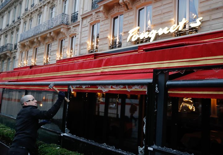 Des carreaux cassés au Fouquet's,&nbsp;le 25 novembre 2018 sur les Champs-Elysées. (FRANCOIS GUILLOT / AFP)