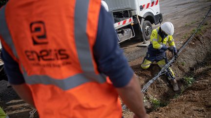 Des ouvriers d'Enedis travaillent sur des lignes à haute tension après le passage de la tempête Alex, à Sarzeau (Morbihan), le 2 octobre 2020. (LOIC VENANCE / AFP)