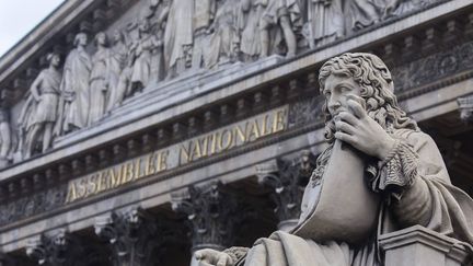 La statue de Colbert, devant l'Assemblée nationale, à Paris, le 15 juin 2020. (VINCENT ISORE / MAXPPP)