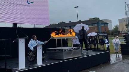 Helene Raynsford et Gregor Ewan allument la flamme paralympique à Stoke Mandeville, le 24 août 2024. (Clément Mariotti Pons / franceinfo: sport)