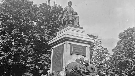 La statue du général Alexandre Dumas, place du général Catroux à Paris 17e, fondue&nbsp;en 1942 par les nazis (AGENCE ROL / BnF / MAXPPP)