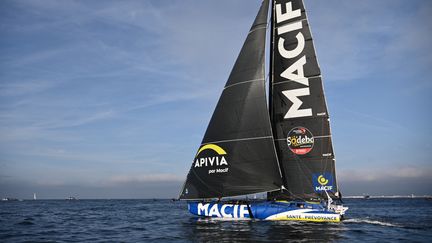 Regarder la vidéo DIRECT. Vendée Globe : Charlie Dalin attendu aux Sables d'Olonne... Suivez l'arrivée du premier au classement de la course