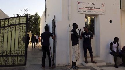 Le 28 août 2018, des migrants africains se rassemblent dans un centre dans la ville de Médenine, dans le sud-est du pays. L'installation est la seule en Tunisie à accueillir des migrants qui ont atteint le pays illégalement.  (FATHI NASRI/AFP)