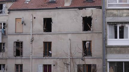 L'extérieur de l'appartement à Saint-Denis (Seine-Saint-Denis), où se trouvaient des personnes soupçonnées d'avoir un lien avec les attentats de Paris, le 18 novembre 2015. (GEOFFROY VAN DER HASSELT / ANADOLU AGENCY / AFP)