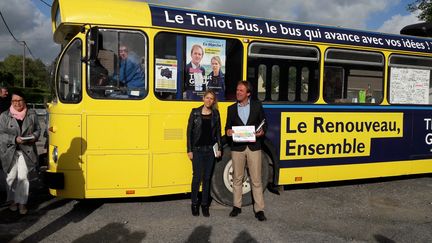 Thibaut Guilluy le candidat En Marche ! et sa médiatique suppléante Tiphaine Auzière, belle fille du président Macron, devant le "tchiot bus" qui leur sert pour sillonner la circonscription et faire campagne le plus largement. (MATHILDE LEMAIRE / RADIO FRANCE)