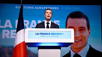 Jordan Bardella, tête de liste du Rassemblement national aux élections européennes, s'exprime après les résultats, à Paris, le 9 juin 2024. (JULIEN DE ROSA / AFP)