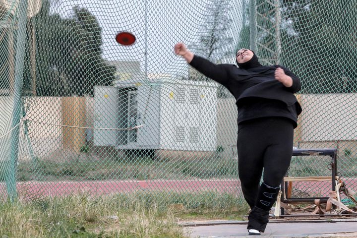 Retaj al-Sayeh sur la zone de lancer abandonnée qui lui a servi de terrain d'entraînement pendant des années, avant l'inauguration du Stade international de Tripoli.  (MAHMUD TURKIA / AFP)