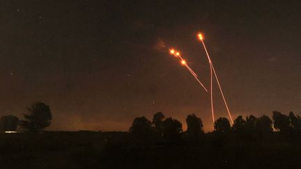 Une photo pris depuis Sderot, dans le sud d'Israël, à la frontière avec la bande de Gaza, montre des roquettes tirées par le système de défense antimissile israélien Iron Dome, le 13 mai 2021. (EMMANUEL DUNAND / AFP)