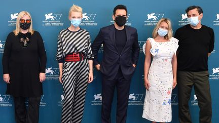 La réalisatrice autrichienne Veronika Franz, La présidente australienne du jury Cate Blanchett, l'acteur américain Matt Dillon, l'actrice française Ludivine Sagnier, le réalisateur allemand Christian Petzold, masqués&nbsp;le jour de l'ouverture de la 77e Mostra de Venise (2 septembre 2020) (TIZIANA FABI / AFP)