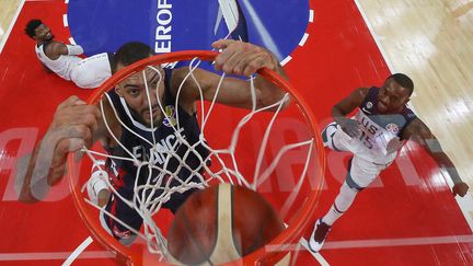 Rudy Gobert au dunk face aux Américains lors du quart de finale des championnats du monde 2019 en Chine, le 11 septembre.&nbsp; (LINTAO ZHANG / AFP)