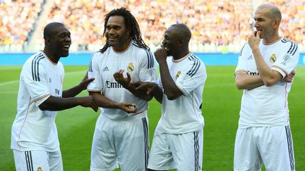 Seedorf, et les trois Français Karembeu, Makélélé, et Zidane du Real Madrid lors du match de football de la Coupe de l'Unesco entre la Juventus Turin et les légendes du Real Madrid, le 2 juin 2014, au stade de la Juventus (Italie). (EVREN ATALAY / AFP)