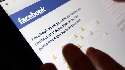 En consultant les r&eacute;seaux sociaux, les enqu&ecirc;teurs ont trouv&eacute; sur le mur Facebook du jeune homme accus&eacute; de viol une photo qui a permis de le confondre. ( REGIS DUVIGNAU / REUTERS)