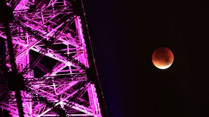 La Lune rousse, comme un ballon, près de la Tour Eiffel le 28 septembre 2015.
 (Thibault Camus/AP/SIPA)