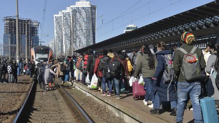 Des Ukrainiens se pressent dans la station de métro de la ville pour s'abriter des bombardements à Kiev, le 28 février 2022. (ANDRII NESTERENKO / EPA)