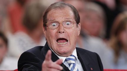 A presque 85 ans, Roger Moore&nbsp;a prouv&eacute; sur le plateau de l'&eacute;mission "Vivement dimanche" que ses talents d'acteur &eacute;taient intacts. Ou il a vu Bigfoot. (FREDERIC DUGIT / LE PARISIEN / MAXPPP)