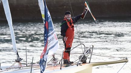 Le skipper irlandais Enda O'Coineen lors du départ de la course du Vendée Globe, aux Sables-d'Olonne le 6 novembre 2016. (JEAN-SEBASTIEN EVRARD / AFP)