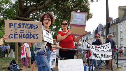 Manifestation le  27 août 2019 devant la préfecture de région, à Rennes, en soutien au maire de Langouët qui avait pris un arrêté anti-pesticides suspendu par le tribunal administratif. (SUZANNE SHOJAEI / FRANCE-BLEU ARMORIQUE)