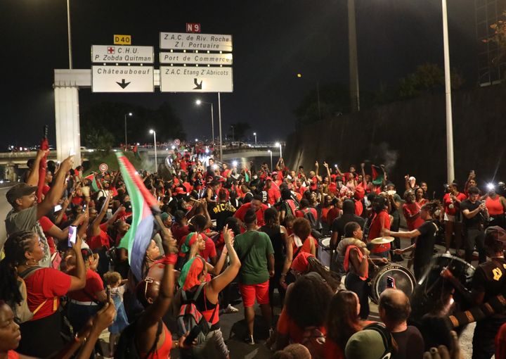 Des manifestants à Fort-de-France, en Martinique, le 25 septembre 2024. (ROBIN PRUDENT / FRANCEINFO)