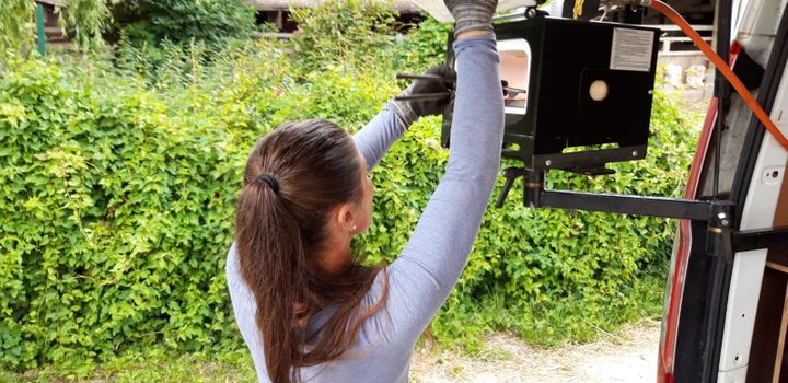 Comme Stéphanie se déplace un peu partout en Île-de-France et en Normandie, elle s'est équipée d'un four portatif pour travailler ses fers. (SANDRINE ETOA-ANDEGUE / RADIO FRANCE)