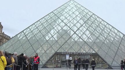 Les salariés du Louvre (Paris) ont voulu utiliser leur droit de retrait et les portes du musée sont restées fermées dimanche 1er mars. (France 2)