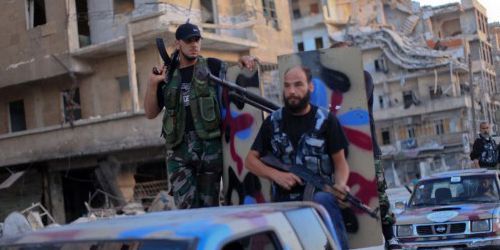 Militants islamistes armés circulant dans des véhicules à Alep (nord de la Syrie) le 19 juillet 2014. (AFP - Ahmed Deeb)