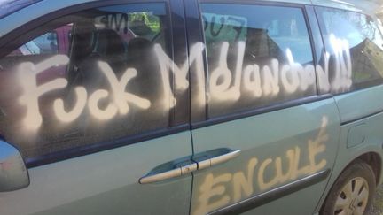 La voiture d'un militant de la France insoumise, dégradée à Arvert (Charente-Maritime), dans la nuit du 25 au 26 mars 2017. (FRANCK BARRAUD)