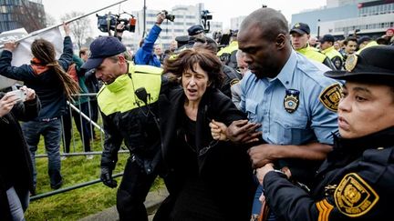 &nbsp; (L'arrestation mouvementée de Florence Hartmann le 24 mars © maxPPP)