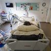 Une infirmière dans une chambre d'un patient atteint du coronavirus dans le service de réanimation de l'hôpital du CHU de Purpan, à Toulouse, en novembre 2020. (FREDERIC SCHEIBER / HANS LUCAS / AFP)