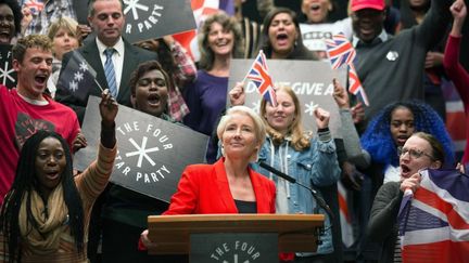 Emma Thompson incarne une femme politique populiste et décomplexée dont le parti politique "the four star party" rappelle le mouvement "cinq étoiles" en Italie.  (G. FARROW. BBC)