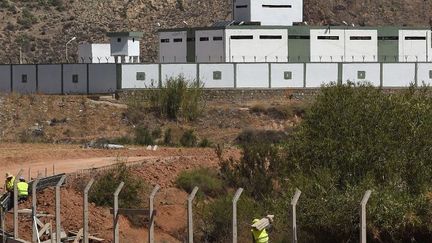 Construction d'un mur le long de la frontière entre le Maroc et l’Algérie. (FADEL SENNA / AFP )