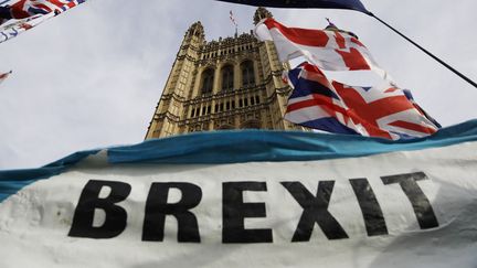 Un drapeau flottant&nbsp;devant le Parlement bitannique, le 30 octobre 2019. (TOLGA AKMEN / AFP)