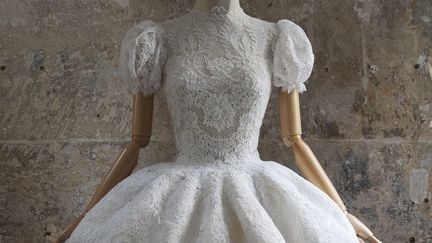 Poète et rêveur, Franck Sorbier se considère comme un « couturier technicien », à l’instar des Maîtres d’Art. Le créateur, qui a osé entrer dans la haute couture en travaillant sur des chutes de bulles, a fait de la transformation de matières simples, précieuses toujours nobles, sa signature depuis ses débuts. Dentelles, tulles, crin et soie se métamorphosent sous ses doigts pour dévoiler des purs moments de grâce et d’élégance raffinée, révélant une passion peu commune pour la nature.
 (Patrick Gries)