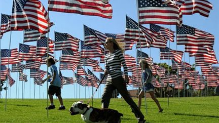 Des étudiants de l'université de Malibu ont planté près de 3.000 drapeaux en hommage aux victimes du 11-septembre (AFP - Mark RALSTON)