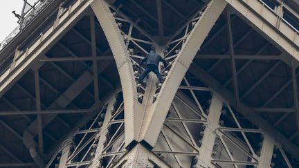 Un "grimpeur" perché en haut de la tour Eiffel a provoqué l'évacuation du monument, lundi 20 mai 2019. (FRANCOIS GUILLOT / AFP)