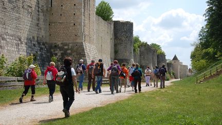 Avec le pass Navigo, il est possible d'aller visiter et se balader autour de Provins, en Seine-et-Marne, par le Transilien.&nbsp; (©FFRandonnée Île-de-France)