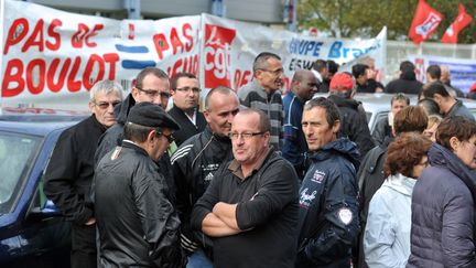 Des employ&eacute;s de FagorBrandt, le 6 novembre 2013 &agrave; La Roche-sur-Yon (Vend&eacute;e), quelques minutes apr&egrave;s l'annonce du d&eacute;p&ocirc;t de bilan de l'entreprise. (FRANK PERRY / AFP)