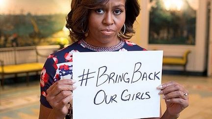 Michelle Obama pose &agrave; la Maison Blanche, &agrave; Washington (Etats-Unis),&nbsp;avec un message en faveur des lyc&eacute;ennes enlev&eacute;es au Nigeria.&nbsp; (DR)