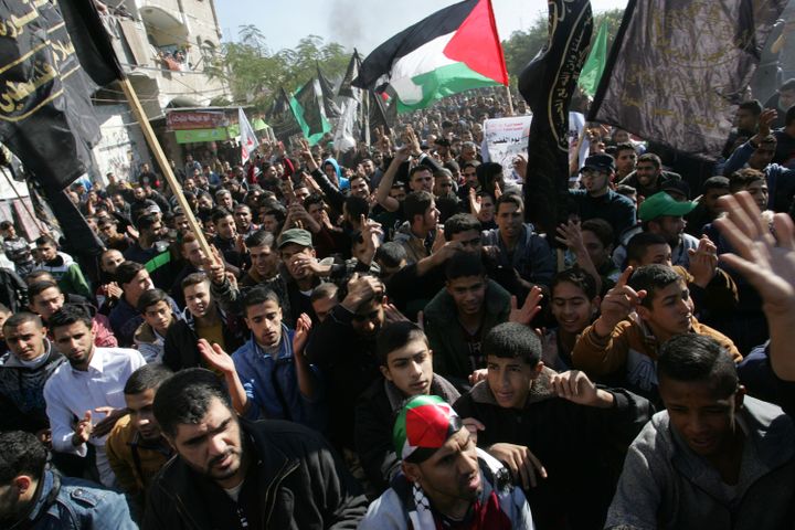 Des Palestiniens réunis pour dénoncer la décision de Donald Trump, le 8 décembre 2017, à Rafah, dans la bande de Gaza. (ABED DEEB / AFP)