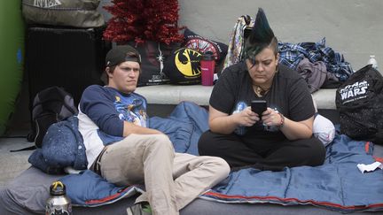 Des fans de Star Wars campent devant le Chinese Theater à Hollywood le 12 décembre 2019. (MARK RALSTON / AFP)