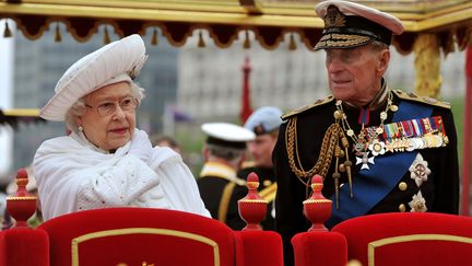 La reine Elizabeth II (&agrave; g.) et le prince Philip &agrave; bord de la barge royale sur&nbsp;la Tamise &agrave; Londres (Royaume-Uni), le 3 juin 2012. (JOHN STILLWELL / AFP)