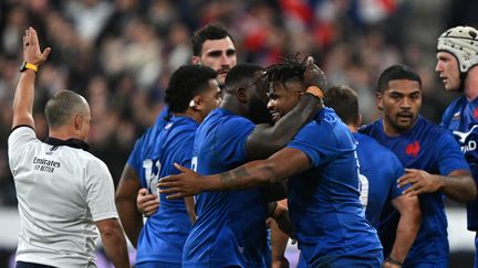 Jonathan Danty et les Bleus heureux contre l'Australie, le 5 novembre 2022. (MARTIN BUREAU / AFP)