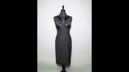 Jean-Paul Gaultier Femme (collection automne/hiver 1989-90, ‘forbidden Gaultier’) Robe smoking 200/300
 (DR )