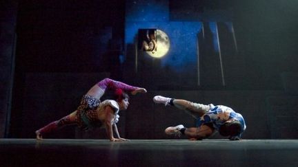 Acrobates du cirque Eloize dans le décor urbain du spectacle iD
 (Théâtre T &amp; Cie / Albert Rudnicki)