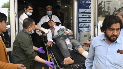 Un jeune blessé est conduit à l'hôpital après un attentat à Kaboul (Afghanistan), le 19 avril 2022. (WAKIL KOHSAR / AFP)