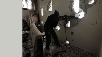 Dans le quartier de Baba Amr, à Homs, en janvier 2011.

Les rebelles de l'Armée syrienne libre sont postés dans tous les immeubles aux limites du quartier et font le guet de jour comme de nuit. A peine à 200 mètres de cette « ligne de front », sont positionnées les forces de l'armée régulière.

Le photographe Mani a accompagné l’écrivain Jonathan Littell en Syrie. Leur travail a été publié dans le journal Le Monde . (Mani pour Le Monde)