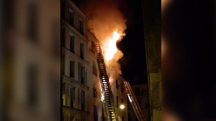 Un incendie ravage un immeuble du 18e arrondissement de Paris, le 2 septembre 2015. (CLEMENTLOUP / TWITTER)