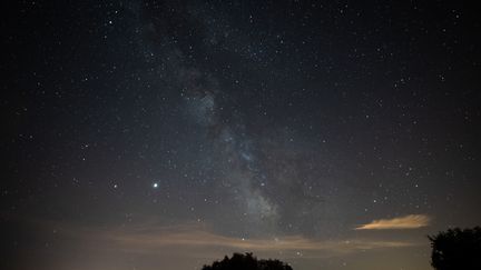 Une photo prise le 15 juillet 2020 montre la Voie lactée à Saint-Michel-L'Observatoire, dans les Alpes-de-Haute-Provence. (CLEMENT MAHOUDEAU / AFP)