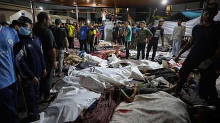 Des corps de victimes rassemblés après l'explosion dans un l'hôpital al-Ahli dans le centre de Gaza, le 17 octobre 2023. (DAWOOD NEMER / AFP)