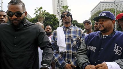 Les rappeurs The Game (à gauche) et Snoop Dogg (au centre) participe à une marche pacifique, le 8 juillet 2016, à Los Angeles.&nbsp; (RICHARD VOGEL / AP / SIPA)